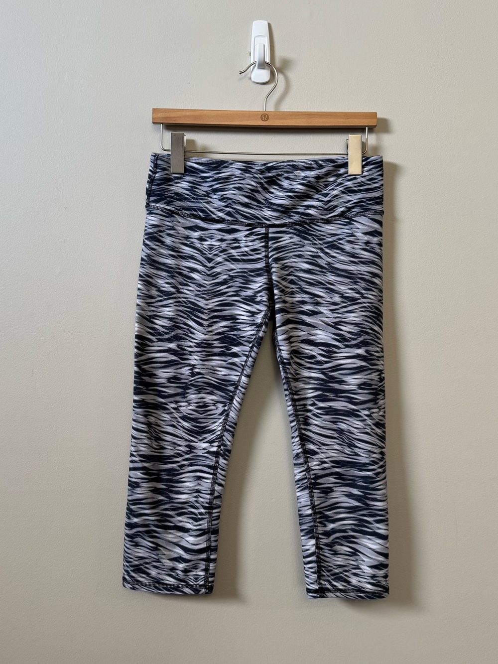 ALO yoga black/white grey printed capri leggings 💜